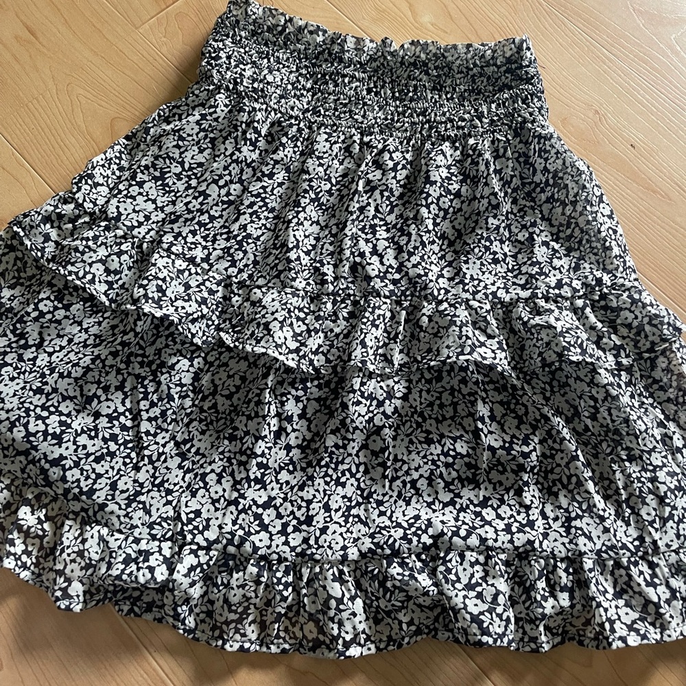 RUFFLED SKIRT 💙🤍